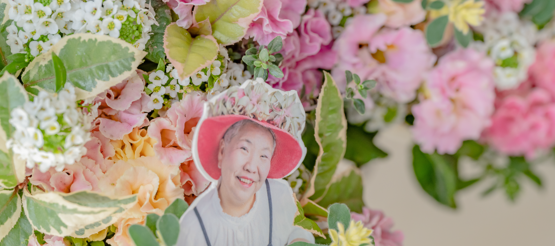 花創人(はなそうにん)オゼジュン先生のネットショップは、おしゃれな寄せ植えやプランツギャザリング専門のオンラインショップです。ガーデニングに人気の綱木紋の鉢・ギャザリング水苔(ギャザモス)・ゴージャスなラナンキュラスラックス・宿根草・観葉植物・多肉植物(多肉ちゃん)等、大人かわいい上品な花苗は、インスタ映えして推し。オーダーメイドのギャザリングは、開店祝い・歓送迎会・退職祝い・クリスマス・ハロウィン・母の日・結婚式・引っ越し新築祝い等のギフトやプレゼントにも人気でおすすめ。通販サイトなら尾関純子の花屋さん 花創人 豪華でかわいい人気フラワーのプランツギャザリング(ギャザ植え・寄せ植えスタイル)で癒しのひとときを。