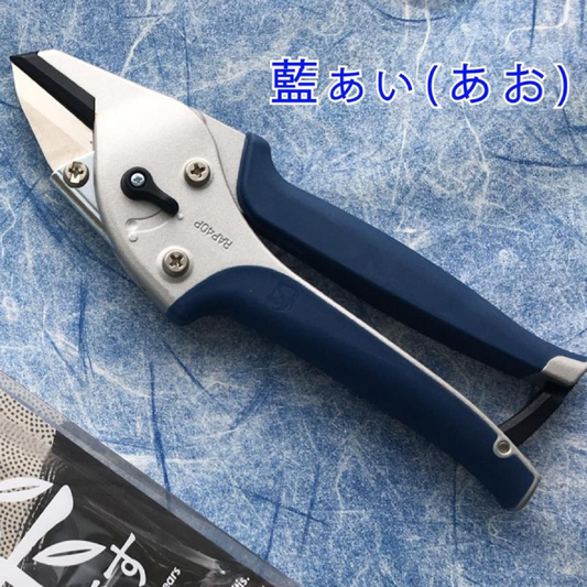 「楽なんです剪定」は、ガーデニングを愛する方々におすすめの高品質な剪定鋏で、特に剪定作業を楽にしたい方にぴったりの園芸用品です。この剪定ばさみは、アンビル式の刃構造を採用しており、太い枝でもスムーズに切ることができます。さらに、スプリング(ばね)により、軽い力で作業ができるため、手首や指に負担がかかりにくいので、腱鞘炎の予防にもなります。
剪定の際には、左利きの方でも使いやすいようにデザインされていますので、どんな手の形にもフィットし、快適に使用可能です。交換式の刃は、切れ味が悪くなった際に簡単に交換でき、切れ味復活するよく切れる剪定鋏です。また、薔薇(バラ)や宿根草、果樹、コニファーなど様々な植物の剪定に対応し、オシャレな庭作りや寄せ植えの手入れも楽に行える剪定鋏です。
玉鳥産業みきかじや村で製造されたものは、精度の高い刃物で知られています。 オンラインショップやネット通販での購入が可能で、口コミでの評価も高く、人気の売れ筋商品です。
秋から冬にかけての剪定作業や、春や夏の庭作業においても非常に便利です。高品質な剪定鋏で、ガーデンをオシャレに保つ剪定鋏です。
