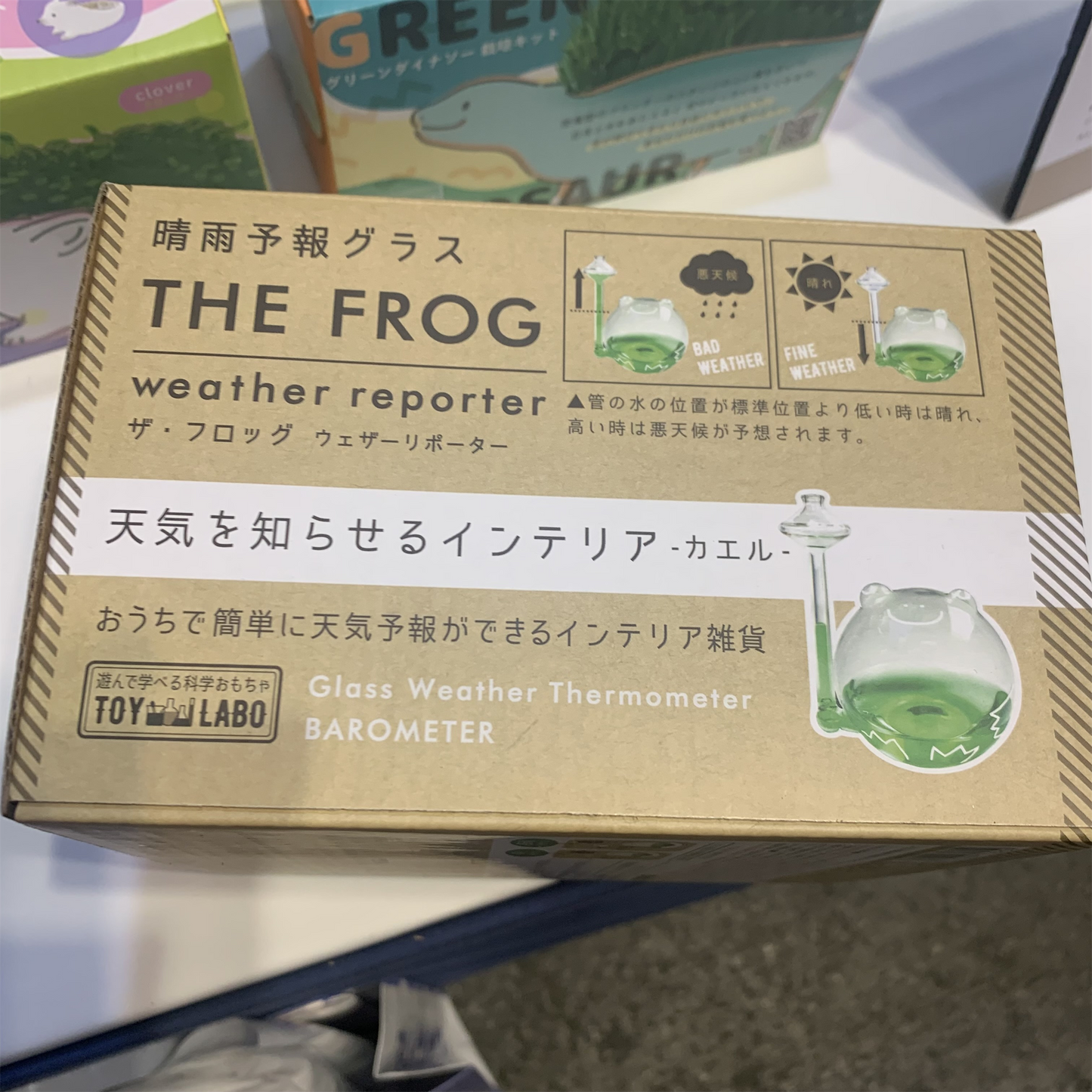 花創人から新発売された「晴雨予報グラスTHE FROG weatherザ・フロッグ ウェザーリポーター」は、カエルのデザインがとてもおしゃれでかわいらしいアイテムです。ニトリやアマゾン・楽天でおすすめされており、使い方も簡単で自由研究に役立ちます。気象予報士の仕事には正確ではないので役立たないかもしれませんがインテリアにはぴったりです。メーカーから丁寧な作り方も提供されており、手軽に購入できる値段も魅力です。天気の子のように愛らしいストームグラスやスウィートグラスとしても知られ、ガラス製で耐久性も抜群とはいきませんが気をつけてお使いください。気象情報を楽しく確認しながら、毎日の天気を楽しむことができます。
