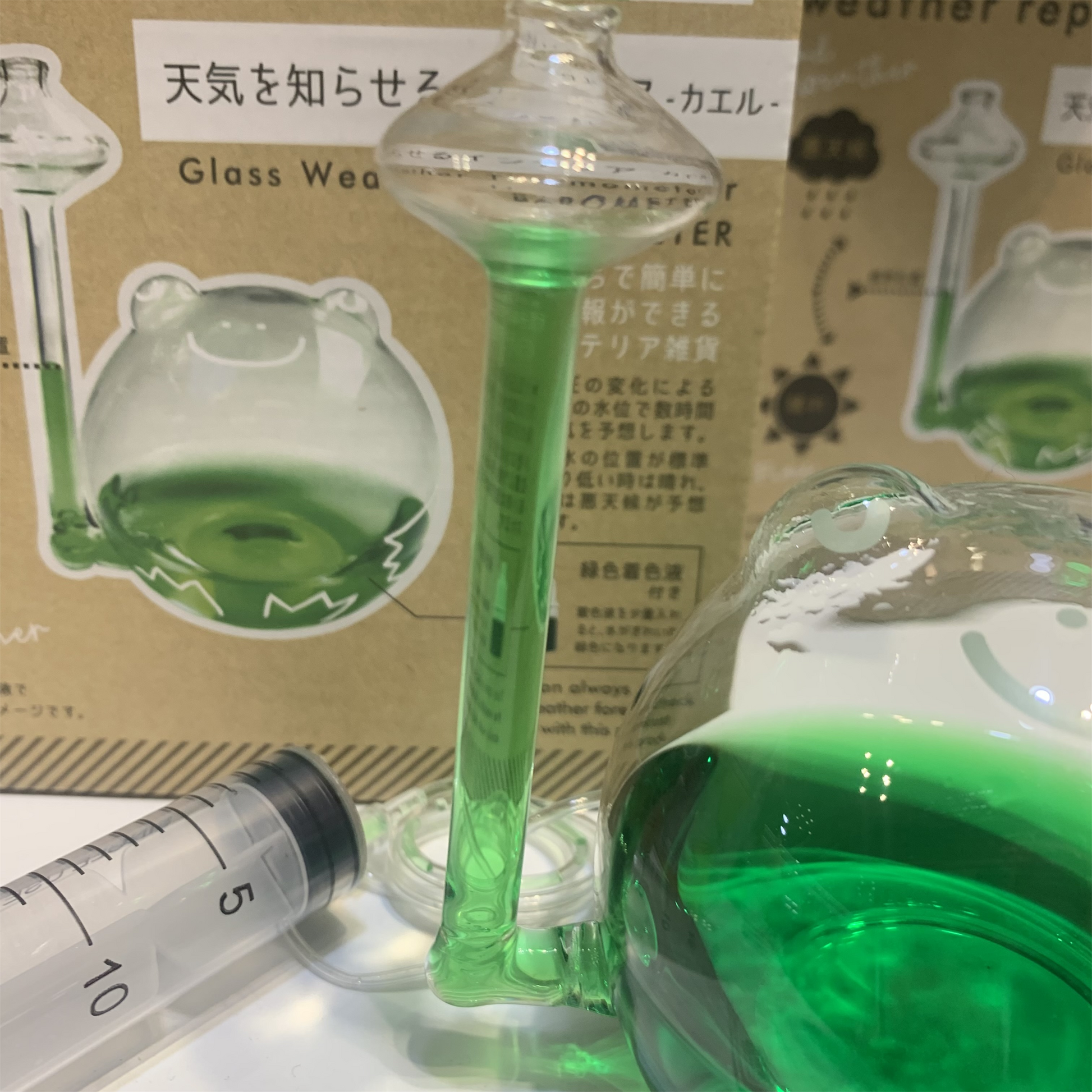 花創人から新発売された「晴雨予報グラスTHE FROG weatherザ・フロッグ ウェザーリポーター」は、カエルのデザインがとてもおしゃれでかわいらしいアイテムです。ニトリやアマゾン・楽天でおすすめされており、使い方も簡単で自由研究に役立ちます。気象予報士の仕事には正確ではないので役立たないかもしれませんがインテリアにはぴったりです。メーカーから丁寧な作り方も提供されており、手軽に購入できる値段も魅力です。天気の子のように愛らしいストームグラスやスウィートグラスとしても知られ、ガラス製で耐久性も抜群とはいきませんが気をつけてお使いください。気象情報を楽しく確認しながら、毎日の天気を楽しむことができます。