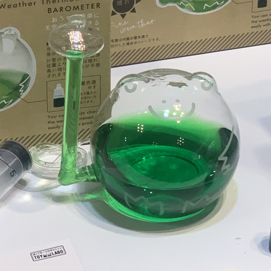 花創人から新発売された「晴雨予報グラスTHE FROG weatherザ・フロッグ ウェザーリポーター」は、カエルのデザインがとてもおしゃれでかわいらしいアイテムです。ニトリやアマゾン・楽天でおすすめされており、使い方も簡単で自由研究に役立ちます。気象予報士の仕事には正確ではないので役立たないかもしれませんがインテリアにはぴったりです。メーカーから丁寧な作り方も提供されており、手軽に購入できる値段も魅力です。天気の子のように愛らしいストームグラスやスウィートグラスとしても知られ、ガラス製で耐久性も抜群とはいきませんが気をつけてお使いください。気象情報を楽しく確認しながら、毎日の天気を楽しむことができます。