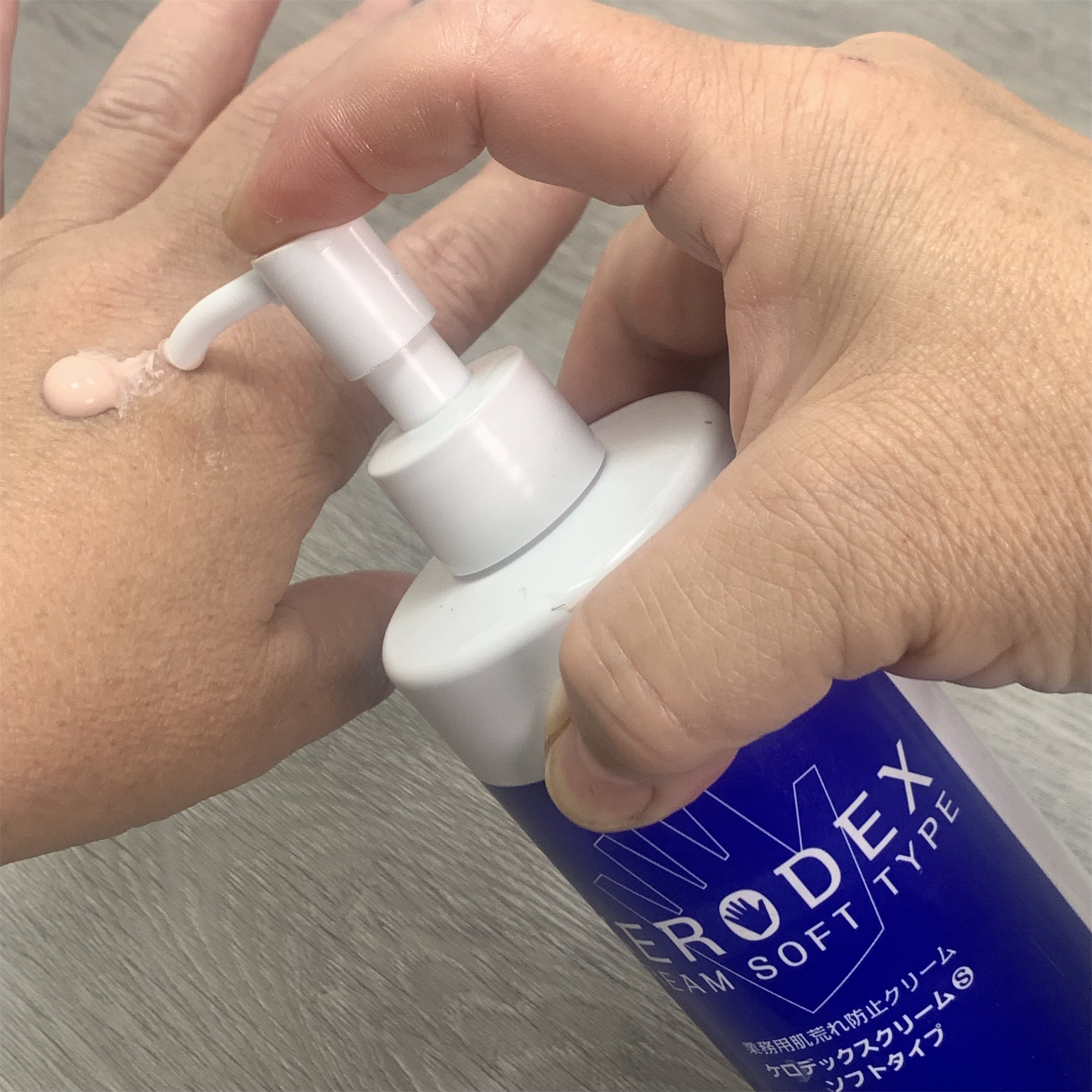 手荒れでお困りの方に!【ケロデックス皮膚保護クリームS】400mlソフトタイプ業務用 皮膚保護クリームKERODEX