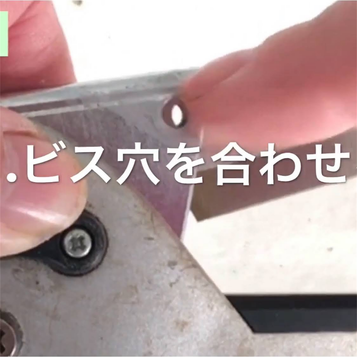 楽なんです剪定替え刃は、切れ味が鈍ってきた際にネジひとつで簡単に交換でき、常に鋭い切れ味を維持できる替刃です。「楽なんです剪定」は、ガーデニングを愛する方々におすすめの高品質な剪定鋏で、特に剪定作業を楽にしたい方にぴったりの園芸用品です。アンビル式の刃構造を採用しており、太い枝でもスムーズに切ることができ、スプリング(ばね)によって軽い力で作業ができるため、手首や指への負担が少なく腱鞘炎の予防にもなります。剪定の際には、左利きの方でも使いやすいようにデザインされ、どんな手の形にもフィットし快適に使用可能です。楽なんです剪定替え刃は、切れ味が悪くなった際に簡単に交換できるため、常に快適な剪定作業をサポートします。また、薔薇(バラ)や宿根草、果樹、コニファーなどさまざまな植物の剪定に対応し、オシャレな庭作りや寄せ植えの手入れもスムーズに行えます。玉鳥産業みきかじや村で製造されたこの替刃は、精度の高い刃物として知られ、オンラインショップやネット通販でも購入可能で、口コミでも高評価を得ている人気の売れ筋商品です。秋から冬にかけての剪定作業や、春夏の庭仕事にも便利な楽なんです剪定替刃で、快適なガーデニングを楽しんで!