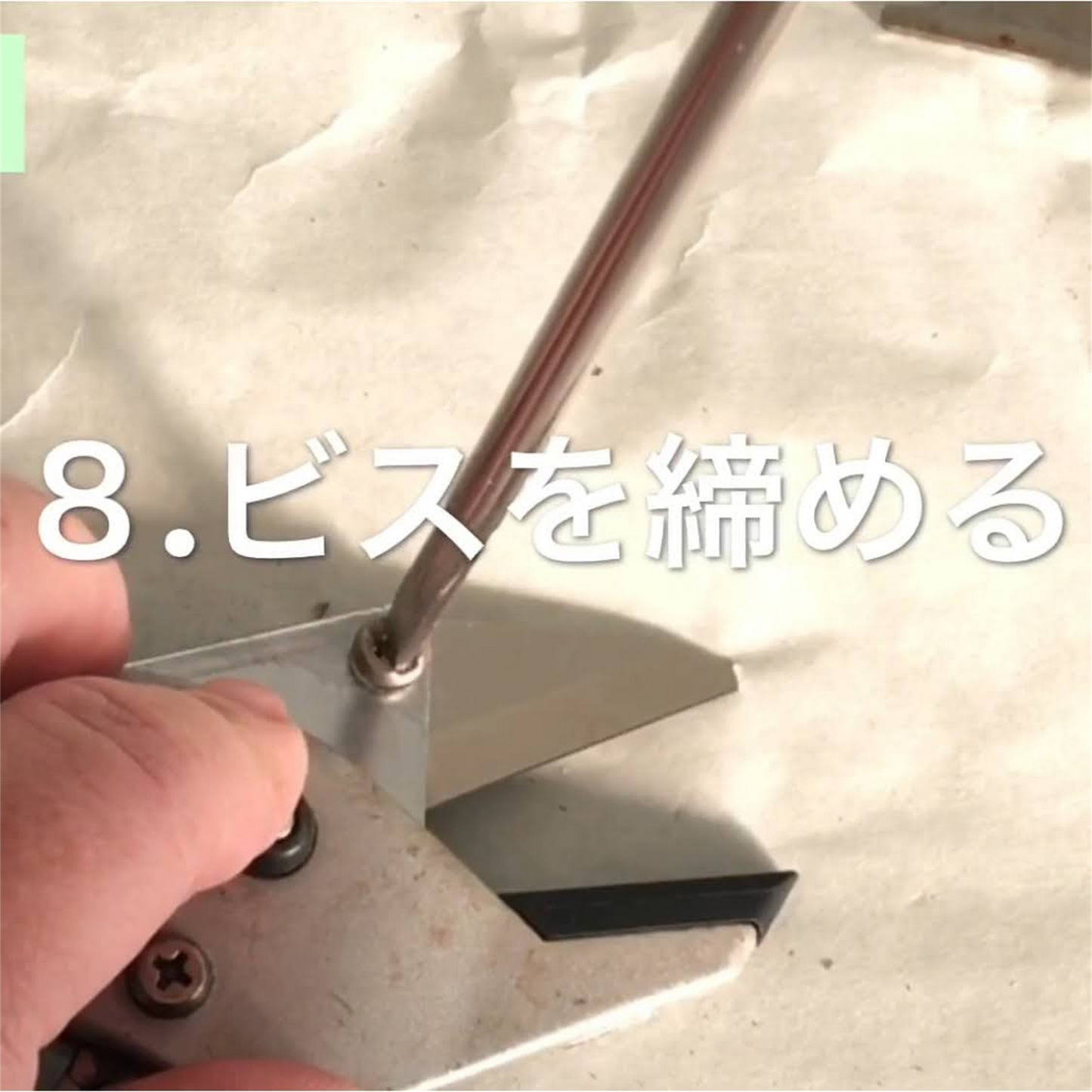 楽なんです剪定替え刃は、切れ味が鈍ってきた際にネジひとつで簡単に交換でき、常に鋭い切れ味を維持できる替刃です。「楽なんです剪定」は、ガーデニングを愛する方々におすすめの高品質な剪定鋏で、特に剪定作業を楽にしたい方にぴったりの園芸用品です。アンビル式の刃構造を採用しており、太い枝でもスムーズに切ることができ、スプリング(ばね)によって軽い力で作業ができるため、手首や指への負担が少なく腱鞘炎の予防にもなります。剪定の際には、左利きの方でも使いやすいようにデザインされ、どんな手の形にもフィットし快適に使用可能です。楽なんです剪定替え刃は、切れ味が悪くなった際に簡単に交換できるため、常に快適な剪定作業をサポートします。また、薔薇(バラ)や宿根草、果樹、コニファーなどさまざまな植物の剪定に対応し、オシャレな庭作りや寄せ植えの手入れもスムーズに行えます。玉鳥産業みきかじや村で製造されたこの替刃は、精度の高い刃物として知られ、オンラインショップやネット通販でも購入可能で、口コミでも高評価を得ている人気の売れ筋商品です。秋から冬にかけての剪定作業や、春夏の庭仕事にも便利な楽なんです剪定替刃で、快適なガーデニングを楽しんで!