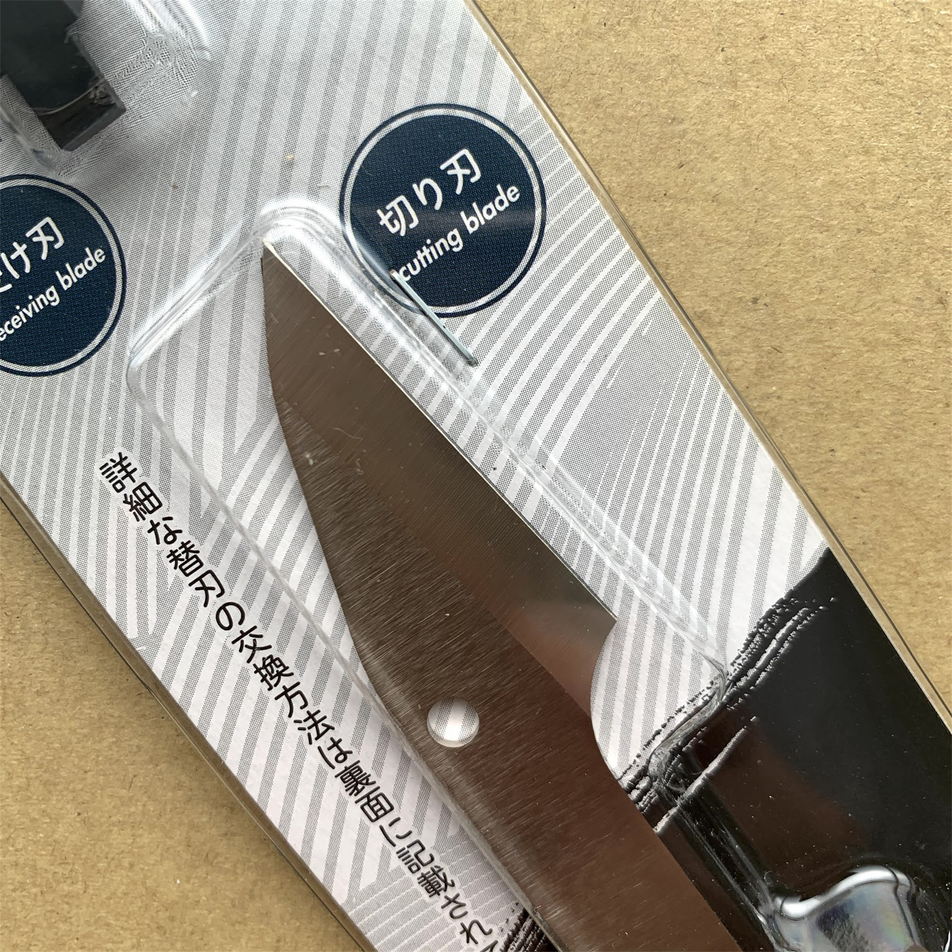 楽なんです剪定替え刃は、切れ味が鈍ってきた際にネジひとつで簡単に交換でき、常に鋭い切れ味を維持できる替刃です。「楽なんです剪定」は、ガーデニングを愛する方々におすすめの高品質な剪定鋏で、特に剪定作業を楽にしたい方にぴったりの園芸用品です。アンビル式の刃構造を採用しており、太い枝でもスムーズに切ることができ、スプリング(ばね)によって軽い力で作業ができるため、手首や指への負担が少なく腱鞘炎の予防にもなります。剪定の際には、左利きの方でも使いやすいようにデザインされ、どんな手の形にもフィットし快適に使用可能です。楽なんです剪定替え刃は、切れ味が悪くなった際に簡単に交換できるため、常に快適な剪定作業をサポートします。また、薔薇(バラ)や宿根草、果樹、コニファーなどさまざまな植物の剪定に対応し、オシャレな庭作りや寄せ植えの手入れもスムーズに行えます。玉鳥産業みきかじや村で製造されたこの替刃は、精度の高い刃物として知られ、オンラインショップやネット通販でも購入可能で、口コミでも高評価を得ている人気の売れ筋商品です。秋から冬にかけての剪定作業や、春夏の庭仕事にも便利な楽なんです剪定替刃で、快適なガーデニングを楽しんで!