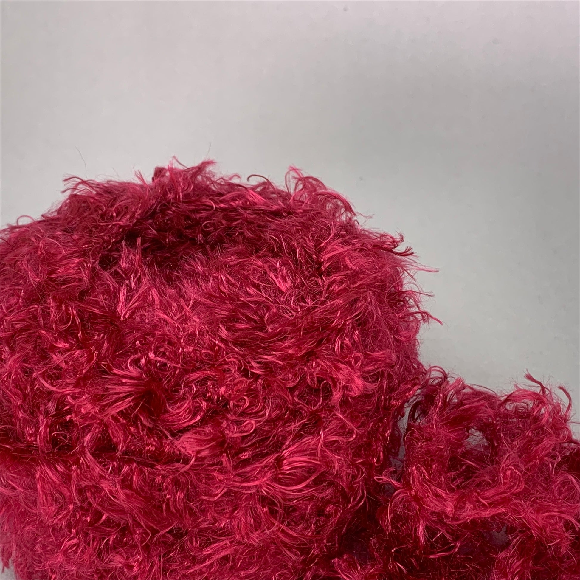 ギャザリング水苔ロングは、プランツギャザリングにおいて必須のアイテムです。このアクリル糸はギャザモスとも称され、一般的なアート水苔とは異なる特性を持っています。ホームセンターで販売されていません。この特有のギャザリング水苔を使用することで、プランツギャザリングのユニットを効果的に束ねることができます。植物愛好者やガーデニングファンにとって、これは寄せ植えの美しさを引き立てる秘訣となるでしょう。興味がある方は、花創人のYouTubeチャンネルでの詳しい使用方法を参照してみてください。