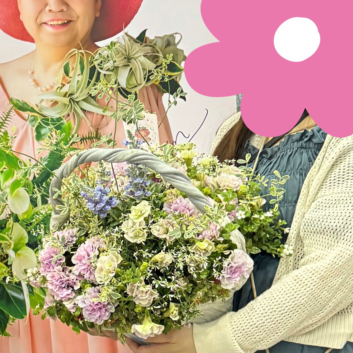綱木紋ハイジの持ち手付きギャザリング寄せ植えをお渡しした場面の画像で、贈り物としてのサイズ感と華やかさが伝わるやさしく上品なプレゼント向きのギャザリング寄せ植え、花創人ガーデニング教室