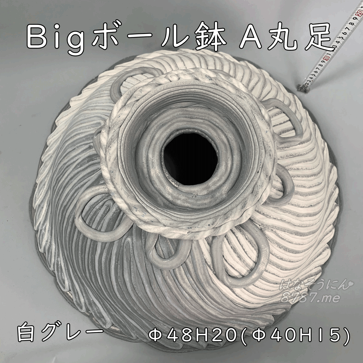 「綱木紋Bigボール鉢A丸足」は、イシダ工房で作られた通販用の寄せ植え鉢です。この大型鉢は、木粉、竹繊維、炭酸カルシウムで製作されており、割れず劣化せず、植物の成長に最適です。手作りのため、色や模様が一点一点異なり、入荷時期によって変化するため、まさに個性的な一点物の鉢です。植物愛好家に向けた販売アイテムとして、この鉢を通じて素晴らしい寄せ植えを楽しんでください。綱木紋 人気 上品 鉢植え 豪華 かわいい 推し オンラインショップ ゴージャス 通販サイト 綱木紋鉢 ECサイト 癒し オシャレ バスケット植え 鉢花 萌え 寄せ植えスタイル 豊富な種類 希少 販売店 綱木紋の鉢 つなきもん 販売 通販 おすすめ鉢 価格 購入 セール 安い