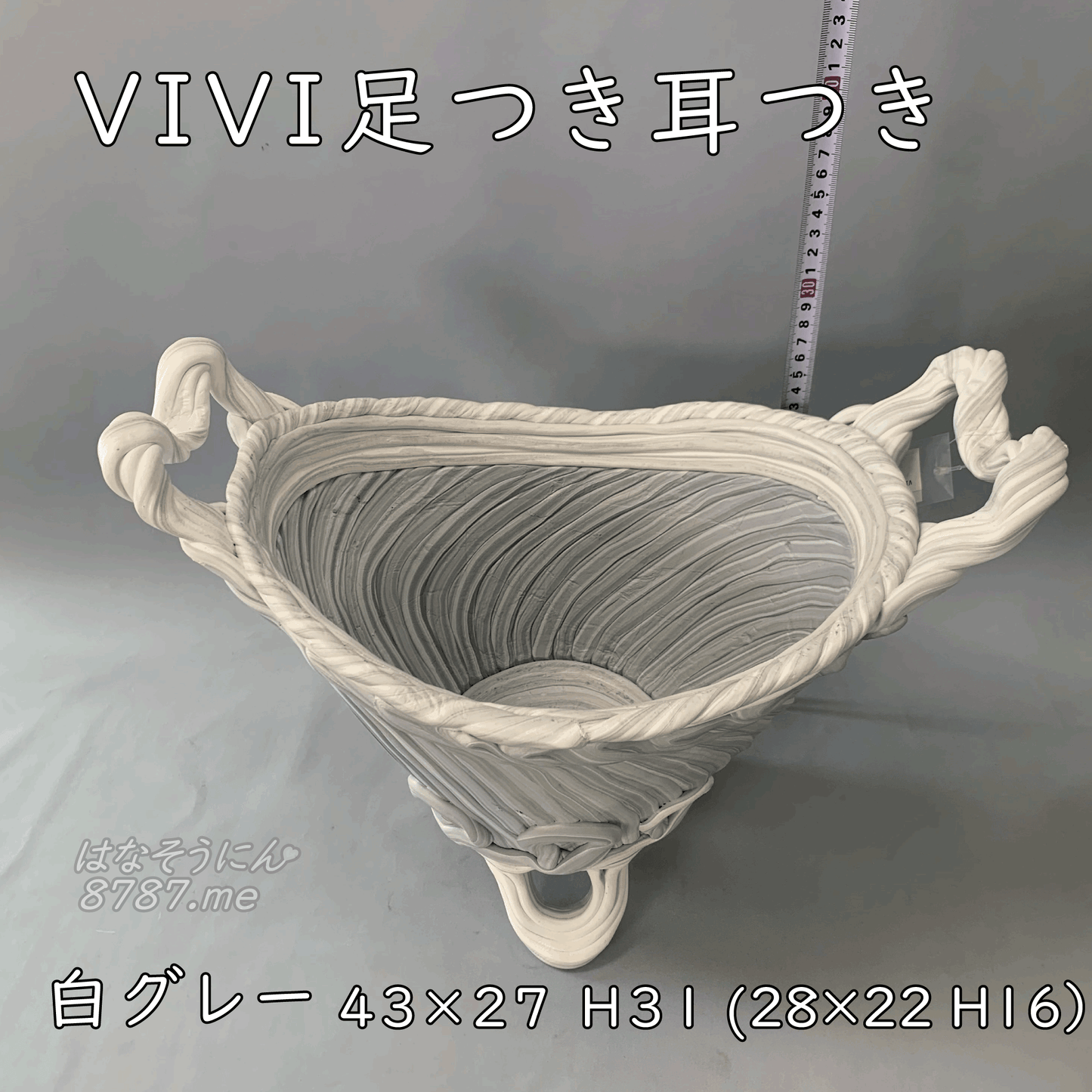 「綱木紋VIVI耳足つき」は、イシダ工房で作られた通販用の寄せ植え鉢です。この大型鉢は、木粉、竹繊維、炭酸カルシウムで製作されており、割れず劣化しません。植物がよく育つ大きい鉢で、手作りのため、色や模様が一点一点異なり、入荷時期によって変化します。初心者向けの綱木紋鉢として、植物を育てる楽しさを提供します。植物愛好家にとって理想的な鉢で、寄せ植えを通じて自然とのふれあいを楽しんでください。綱木紋 人気 上品 鉢植え 豪華 かわいい 推し オンラインショップ ゴージャス 通販サイト 綱木紋鉢 ECサイト 癒し オシャレ バスケット植え 鉢花 萌え 寄せ植えスタイル 豊富な種類 希少 販売店 綱木紋の鉢 つなきもん 販売 通販 おすすめ鉢 価格 購入 セール 安い