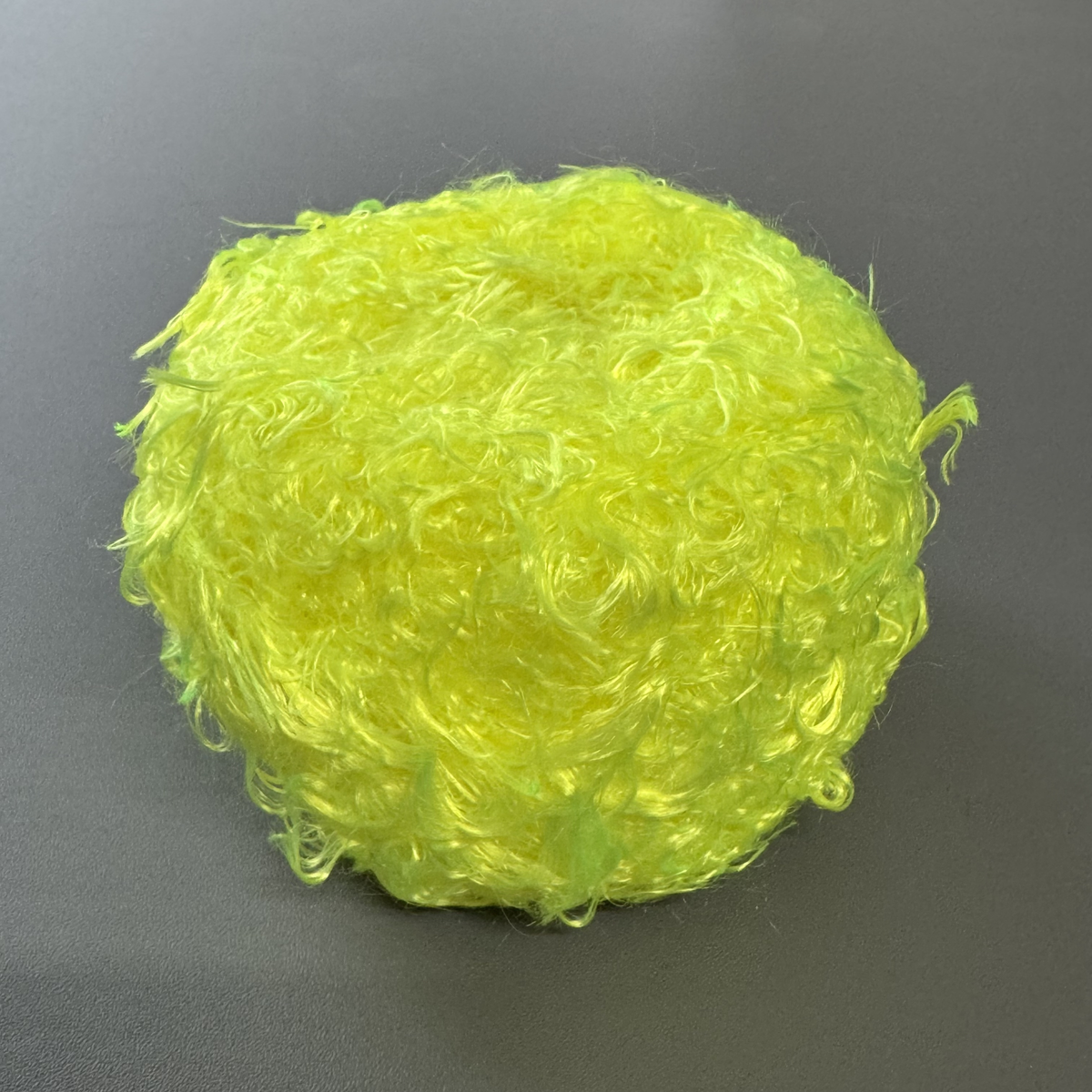 ギャザリング水苔ロング蛍光イエロー。ギャザリング水苔糸・ギャザモス・アート水苔として使える手で切れるアクリル製の糸。プランツギャザリングやルーティブーケで植物の根っこに巻いて使うギャザリング資材です。