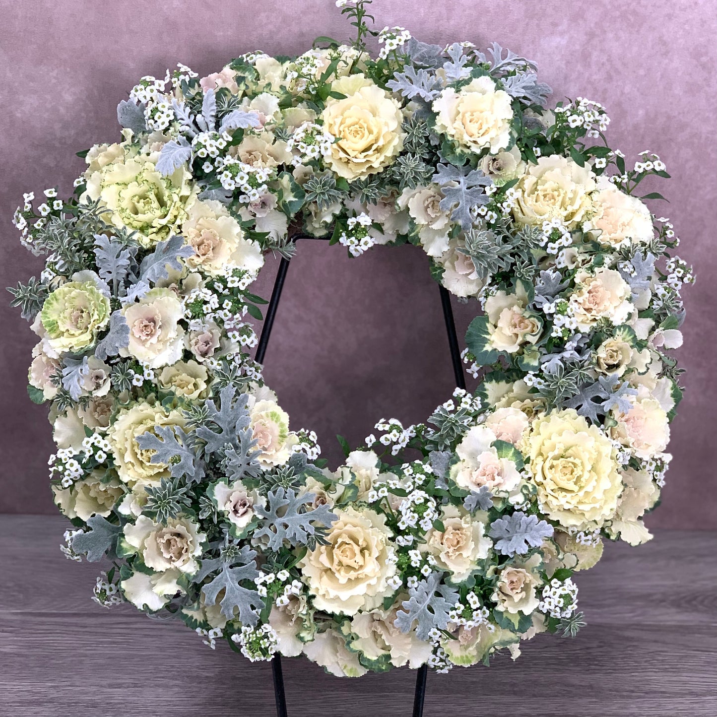 花創人のオーダーメイド寄せ植えで制作した、白と淡いピンクの葉牡丹リースギャザリング。葉牡丹ホワイトレディ、ベイビーチュール、ペティピーチ、スイートアリッサム スノークリスタル、シロタエギク、ウエストリンギアを使い、ホワイトウエディング風に仕立てた全国発送対応のリース型ギャザリング作品です。玄関の花、ウェルカムフラワー、冬のギフト、胡蝶蘭以外のおしゃれな花を探す方にもおすすめです。