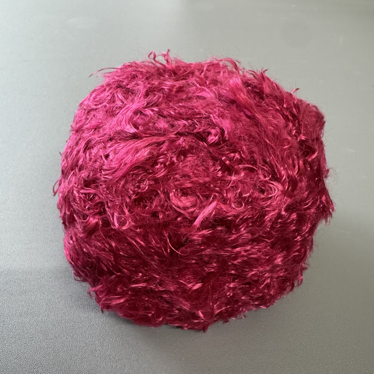 ギャザリング水苔ロングレッド。ギャザリング水苔糸・ギャザモス・アート水苔として使える手で切れるアクリル製の糸。プランツギャザリングやルーティブーケで植物の根っこに巻いて使うギャザリング資材です。