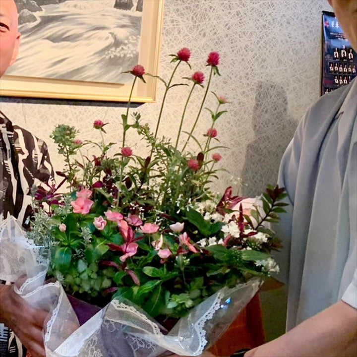 定年祝い・送迎会の花束代わりの寄せ植え お渡ししているところ はなそうにん オゼジュン先生のプランツギャザリング 寄せ植え