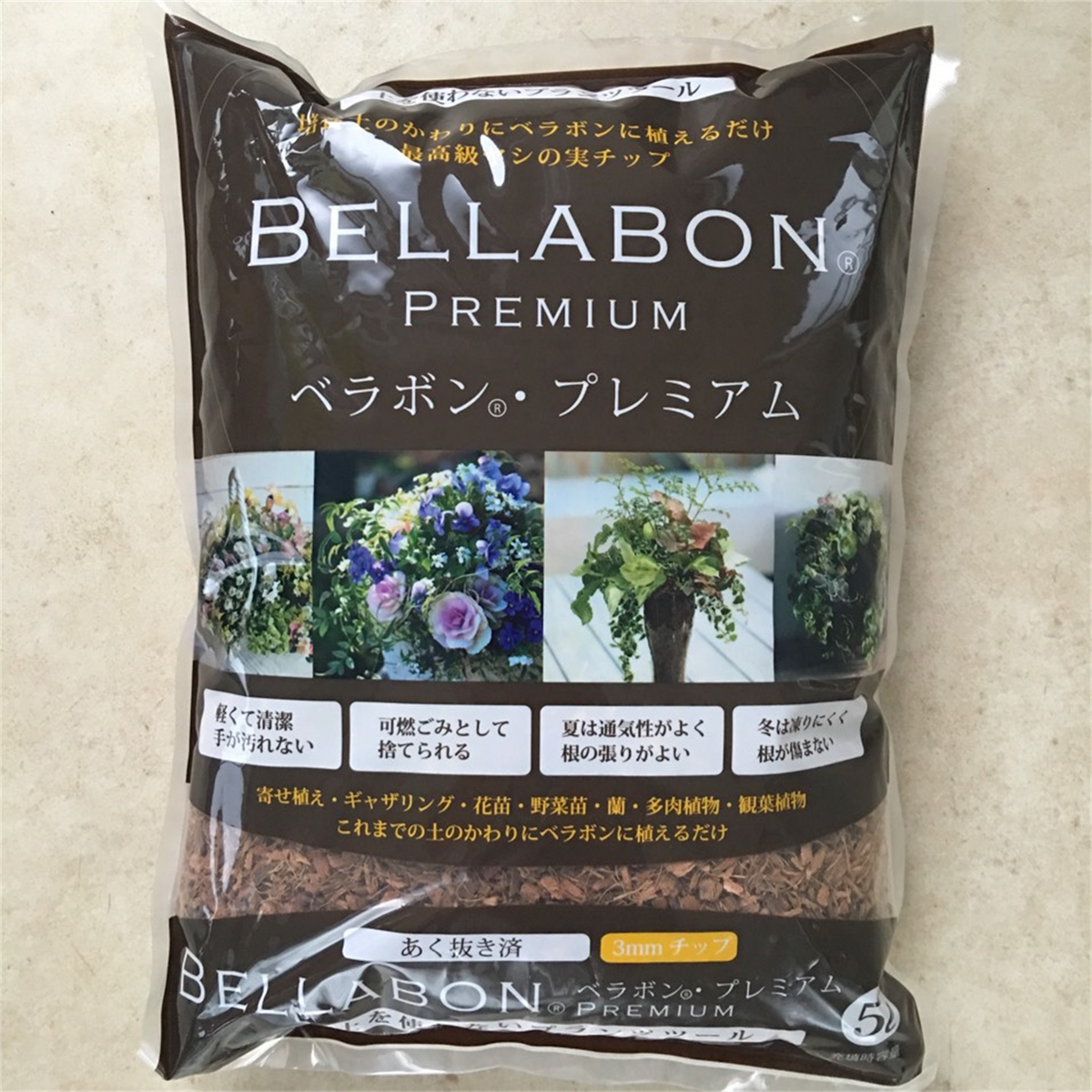 花創人ネットショップで販売するフジックのベラボン・プレミアム5L。天然ヤシの実を特殊加工した、あく抜き済みの約3mmチップです。土の代わりに使える軽くて清潔な植え込み資材で、寄せ植えやプランツギャザリング、観葉植物、ハンギングなどに使用できます。パッケージ正面には商品名、容量、チップサイズと植物の植え込み例が掲載されています。通気性、保水性、排水性に優れたヤシの実チップを探している方におすすめです。
