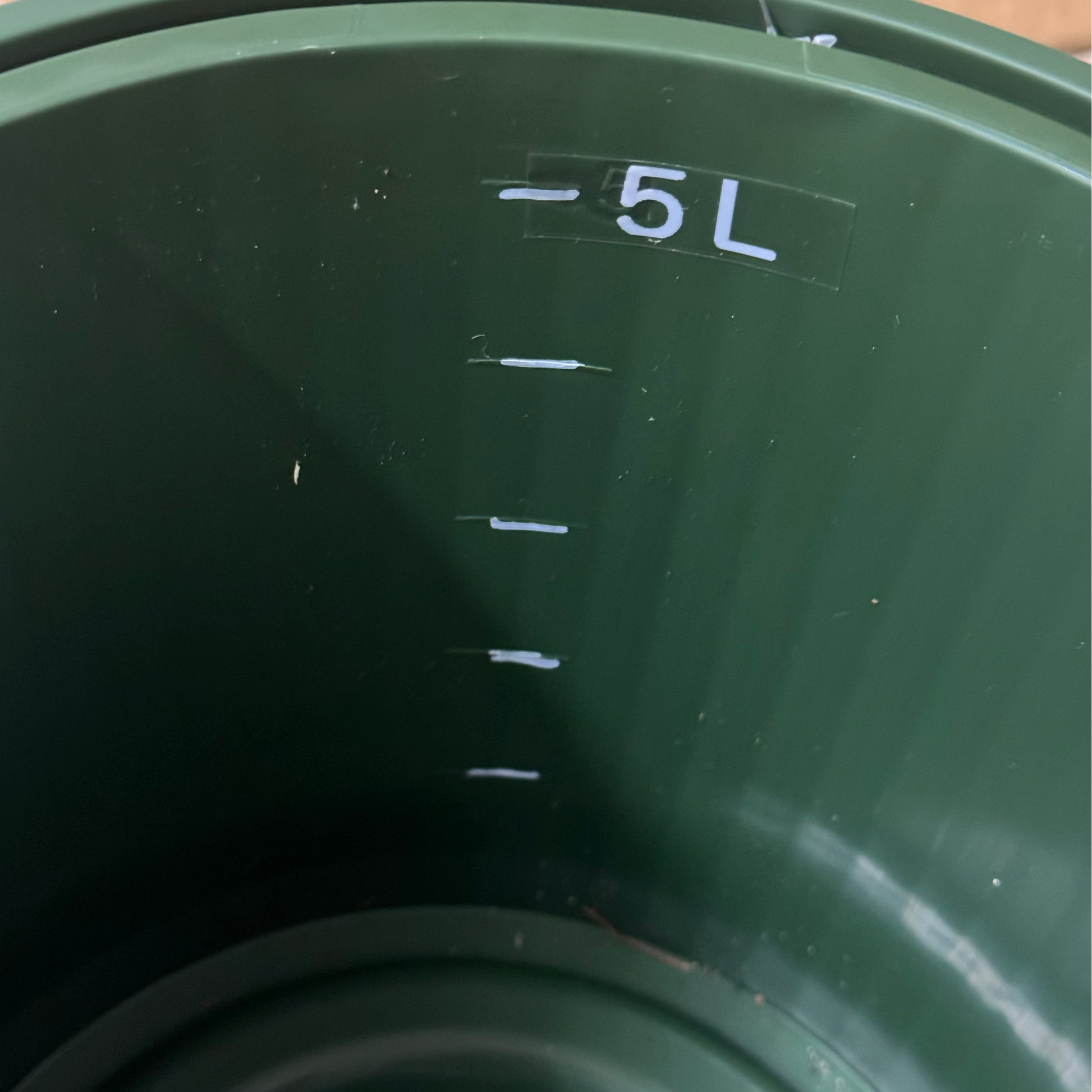 グリーンのガーデンビートル5L内部の目盛り、オゼジュン先生が手作業で線を引いた液肥管理に便利な園芸用ジョウロ、花創人ガーデニング教室おすすめ