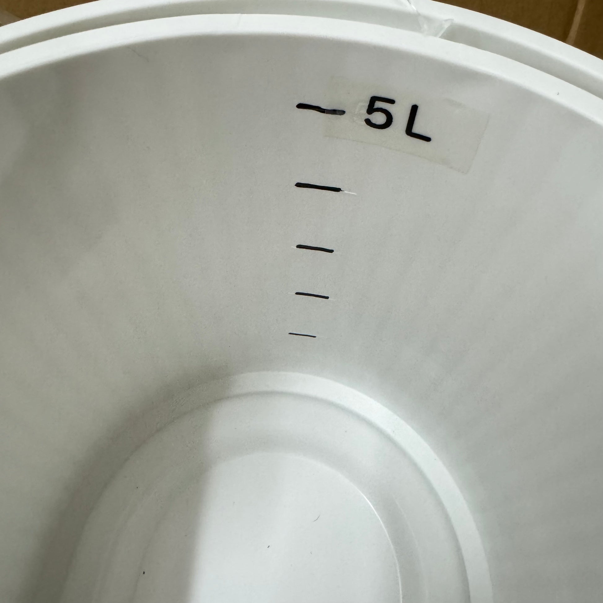 ホワイトのガーデンビートル5L内部の目盛り、オゼジュン先生が手作業で線を引いた液肥希釈に便利な目安付きジョウロ、花創人ガーデニング教室おすすめ