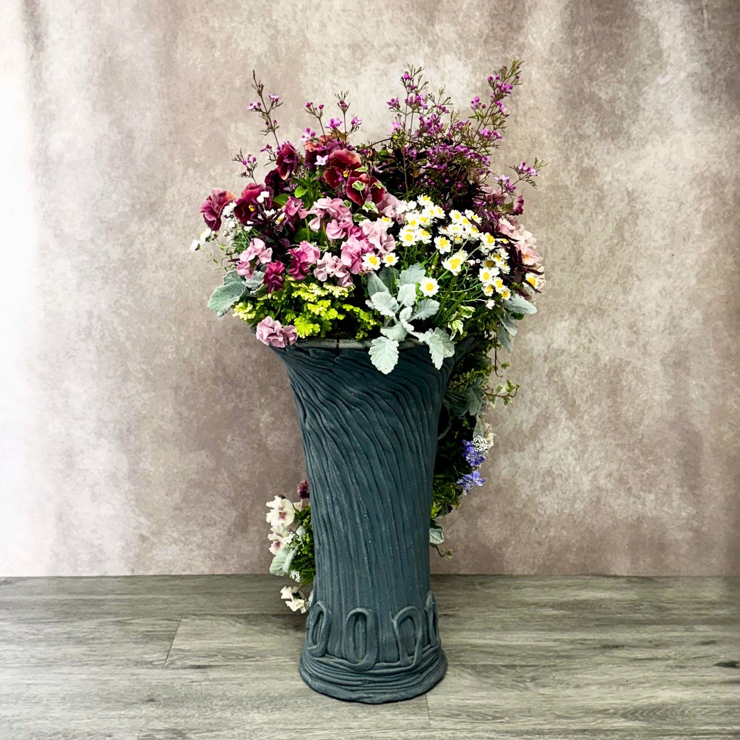 綱木紋のSスリットでピンク系の花々を構成したギャザリング寄せ植えの後ろ姿、どの角度から見ても美しく仕上げた立体的なデザインで背面まで鑑賞できる作品 花創人ガーデニング教室