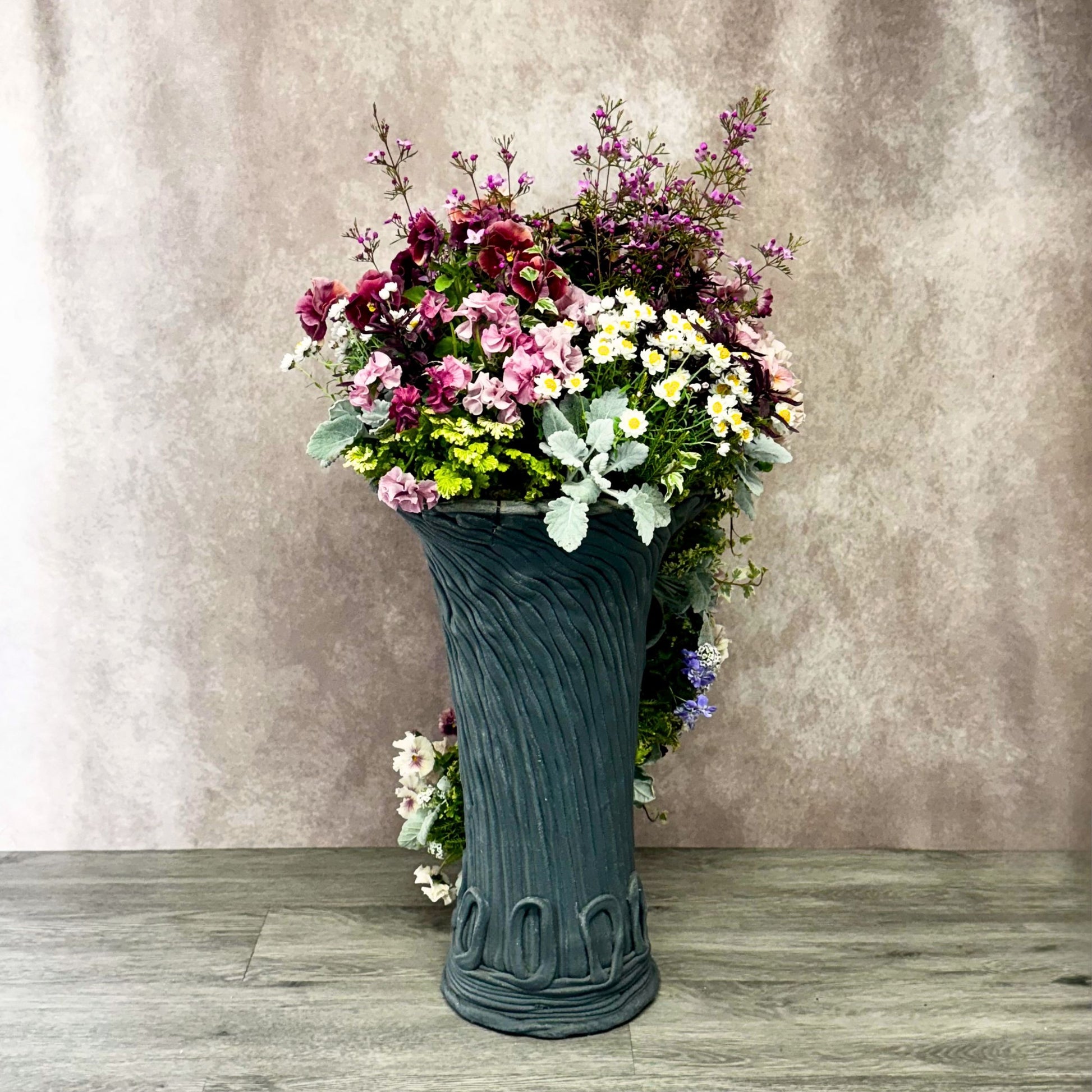 綱木紋のSスリットでピンク系の花々を構成したギャザリング寄せ植えの後ろ姿、どの角度から見ても美しく仕上げた立体的なデザインで背面まで鑑賞できる作品 花創人ガーデニング教室