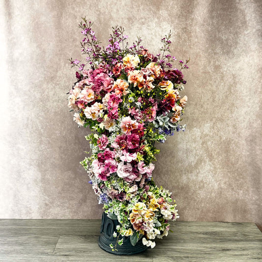 綱木紋のSスリットにピンク系のニュアンスカラーで流れるようなS字ラインを描いたギャザリング寄せ植え全体像、立体的で動きのあるデザインが魅力の華やかな作品 花創人ガーデニング教室