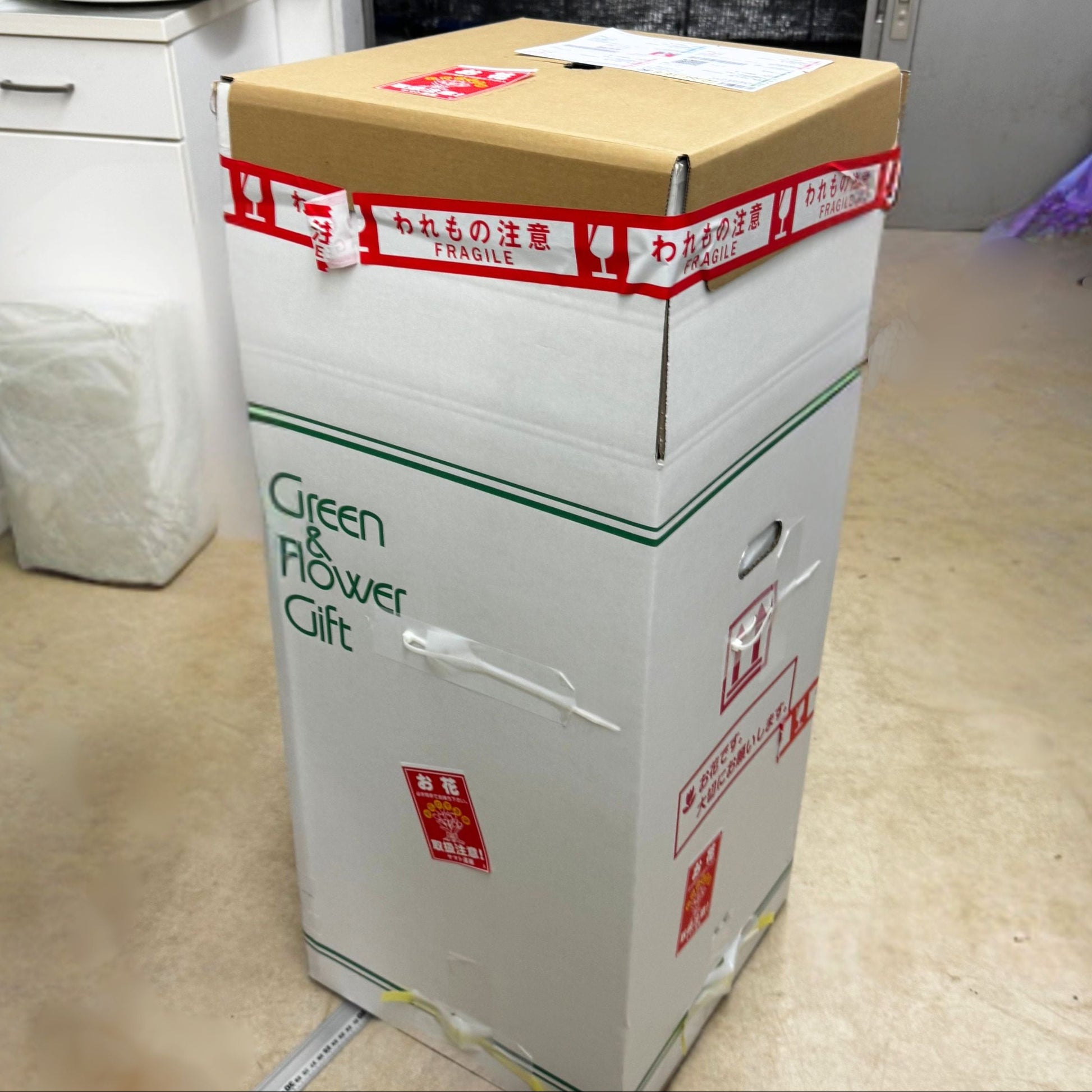 発送用の専用箱に丁寧に梱包されたギャザリング寄せ植え、鉢をしっかり固定し水漏れ対策も施された安心して受け取れる配送状態 花創人ガーデニング教室