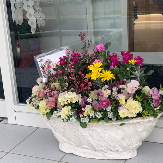 店舗前に飾られた開店祝いのギャザリング寄せ植え 花創人ガーデニング教室