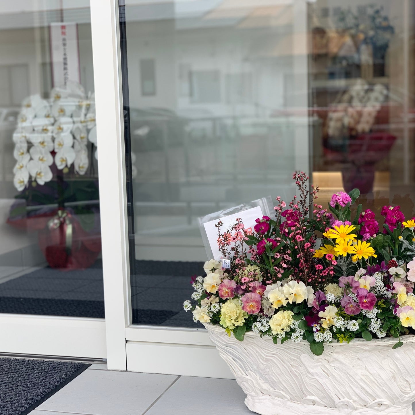 玄関前を華やかに彩る開店祝いの寄せ植えギャザリング 花創人ガーデニング教室