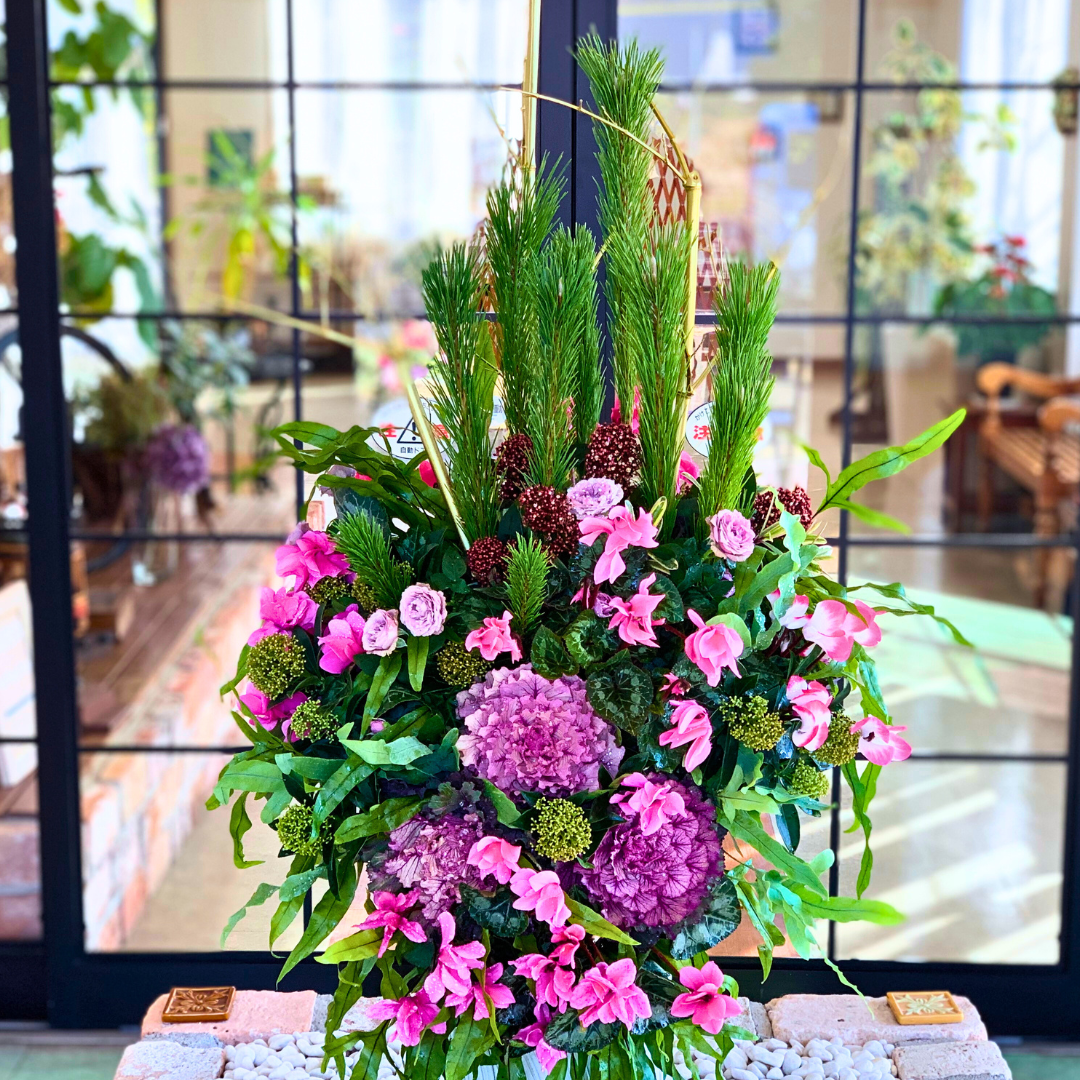 レストランのエントランスにお正月の寄せ植えギャザリング　ハボタン、シクラメン チモ、スキミア、シダ クロコダイルファン若松を使って華やかなお正月ディスプレイ　正面アップ　はなそうにん オゼジュン先生のプランツギャザリング 寄せ植え
