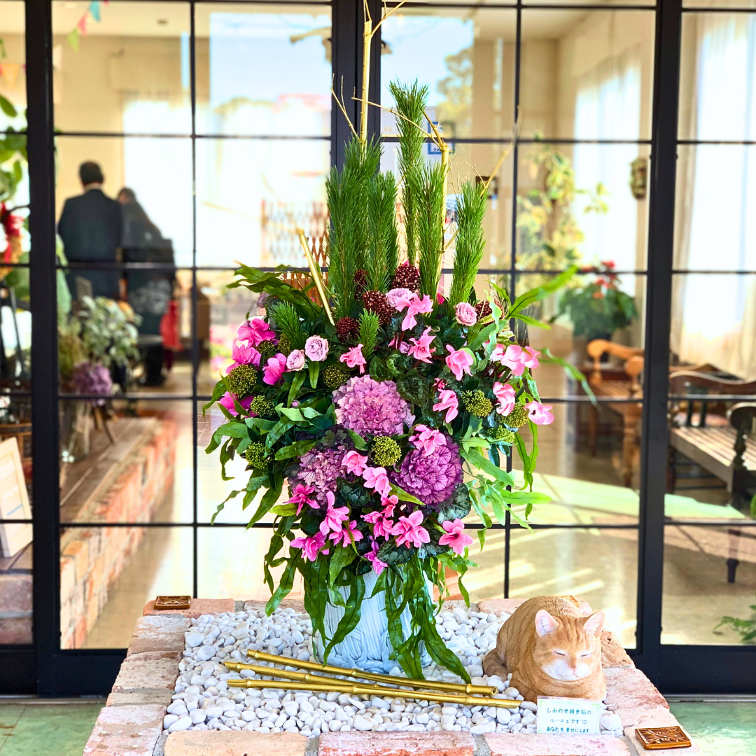 レストランのエントランスにお正月の寄せ植えギャザリング　ハボタン、シクラメン チモ、スキミア、シダ クロコダイルファン若松を使って華やかなお正月ディスプレイ　正面　はなそうにん オゼジュン先生のプランツギャザリング 寄せ植え