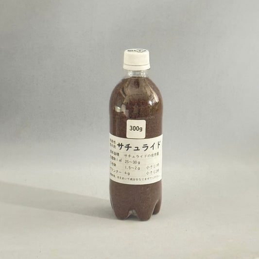 オゼジュン先生おすすめの持続性透水剤サチュライド300gペットボトル入り。乾いた土が水をはじき、鉢底から水が出ても根のまわりにしみ込んでいないときに。ブルーベリー栽培に使うピートモスを含む土や、鉢植え、プランター、寄せ植えにも使えます。土に混ぜ込むほか、表面にまいて水をやることもできます。