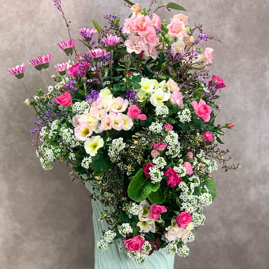 綱木紋立型ワンスリット鉢にピンク系の花苗を合わせたギャザリング寄せ植え 流れるデザインが美しく自分へのプレゼントにもおすすめ 花創人ガーデニング教室
