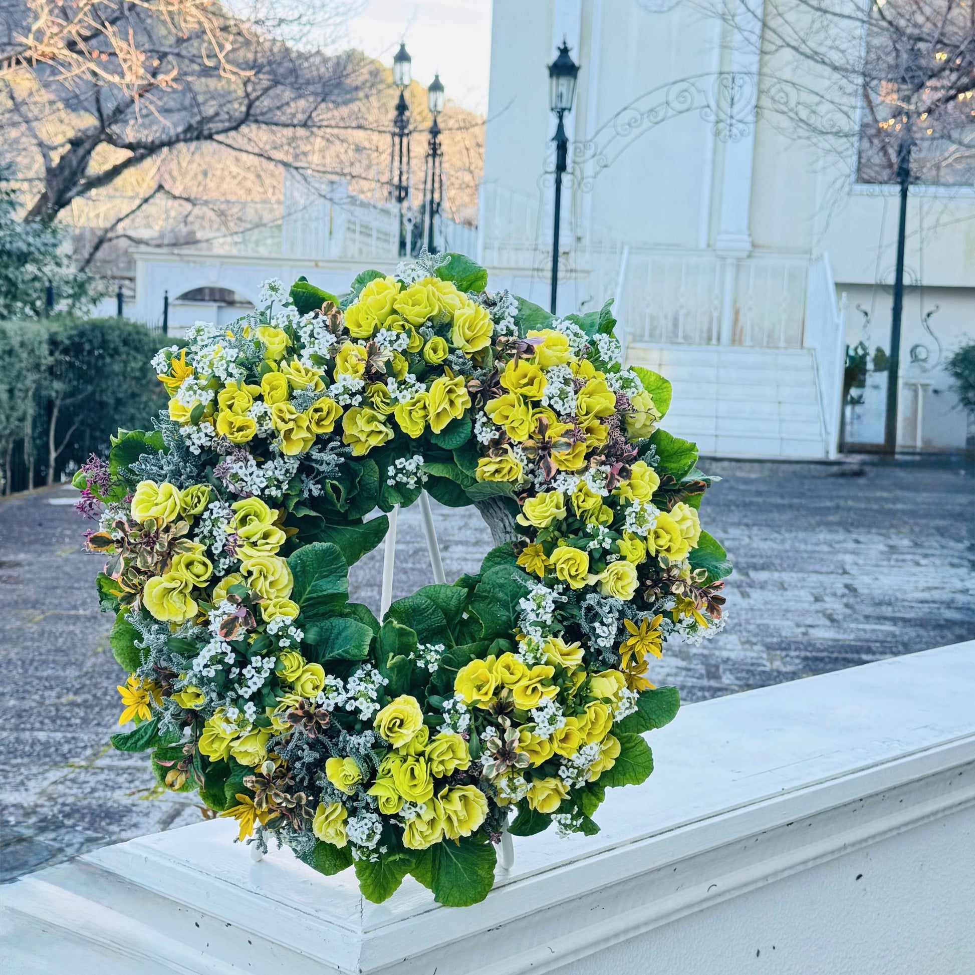 ジュリアンのグリーンリースをスタンドに飾った寄せ植えギャザリングのメインイメージ 花創人ガーデニング教室