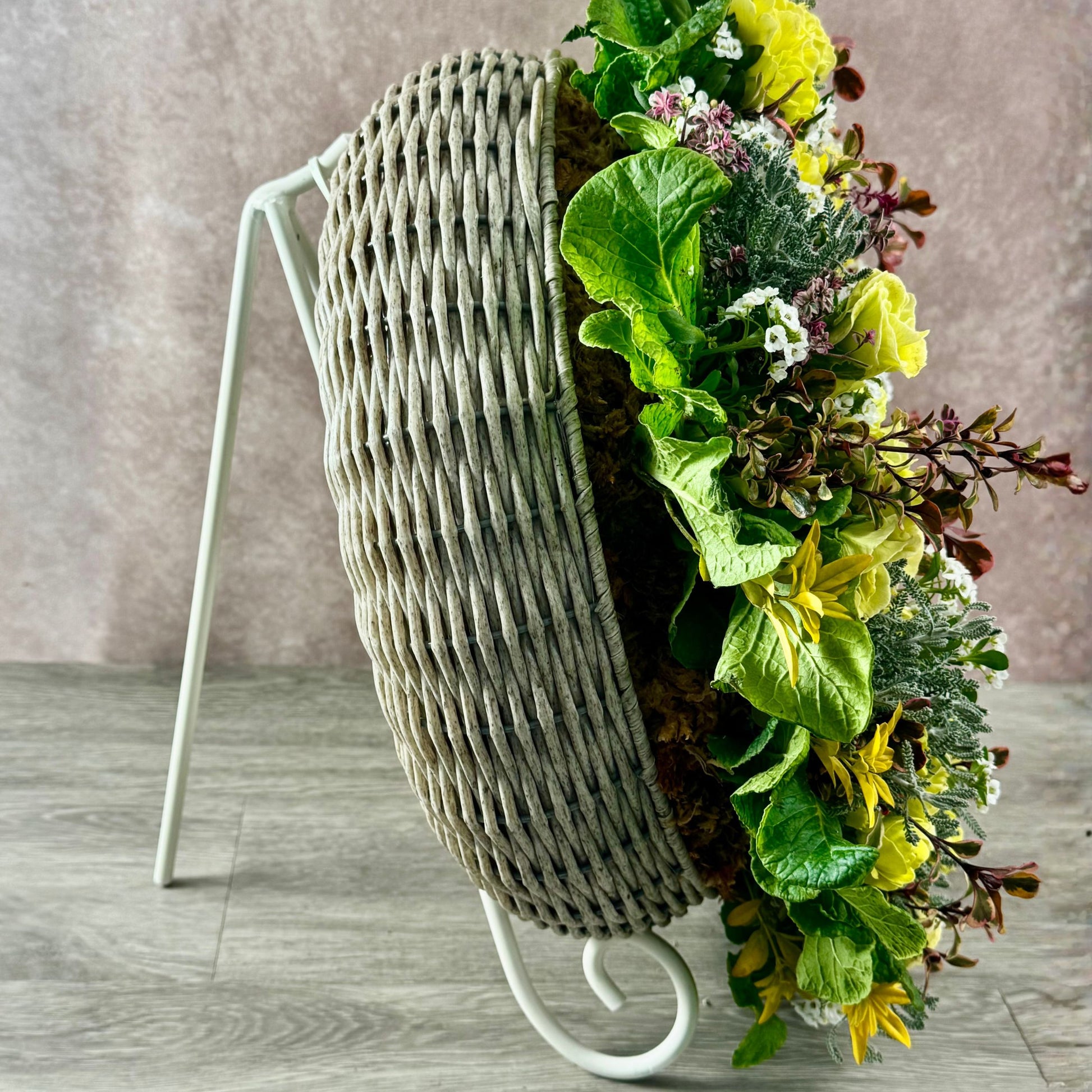 リースの厚みと立体感が分かるジュリアンの寄せ植えギャザリング側面で構造が分かるリース型寄せ植え作品 花創人ガーデニング教室