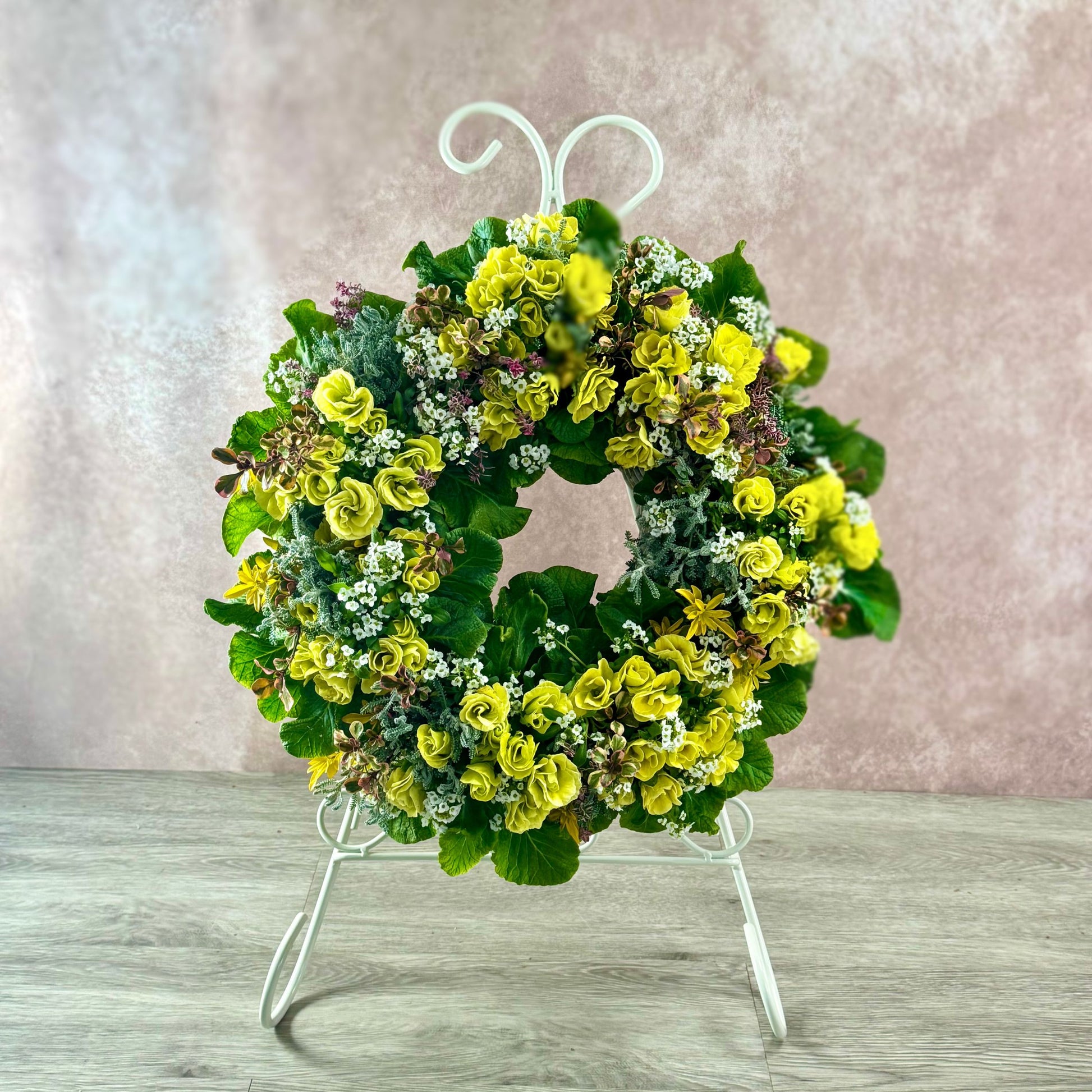 リーススタンドに飾ったジュリアンの寄せ植えギャザリング正面イメージで置いて飾れるリース型寄せ植え作品 花創人ガーデニング教室